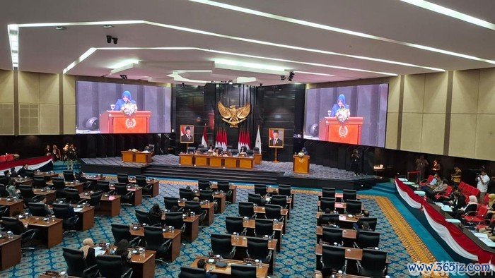 apat Paripurna pandangan umum fraksi terhadap Raperda tentang APBD tahun 2025 di DPRD DKI Jakarta, Senin (11/11/20224). (Belia/detikcom).