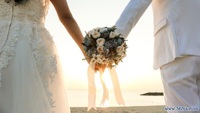 Two couple have bouquet at the sunset beach